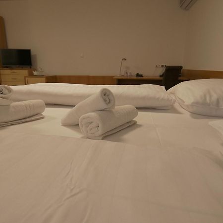 Hotel Novy Kastiel - Self Check-In Топольчани Экстерьер фото