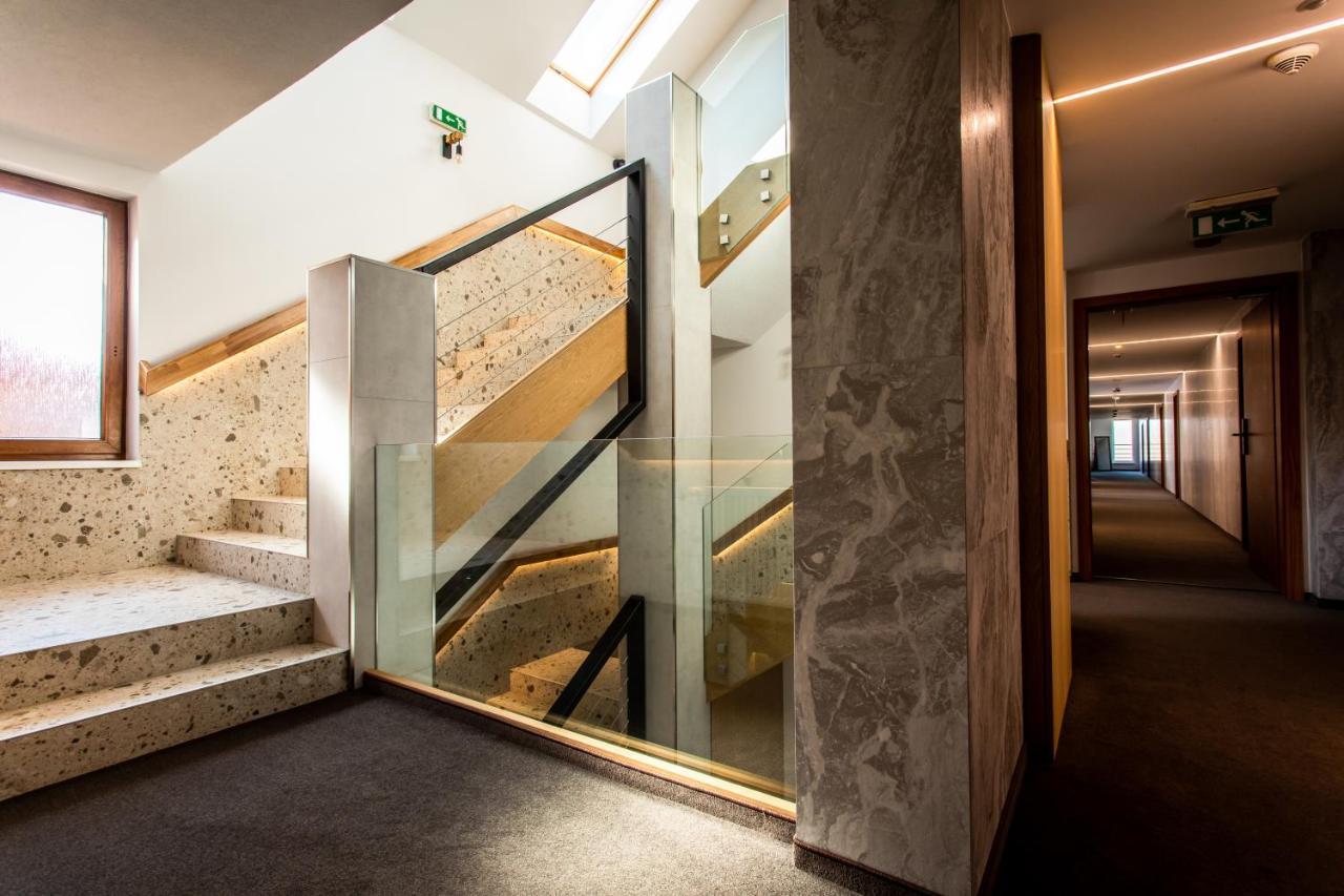 Hotel Novy Kastiel - Self Check-In Топольчани Экстерьер фото
