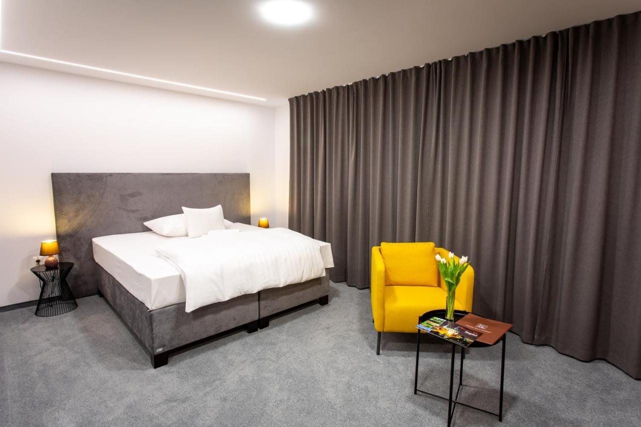 Hotel Novy Kastiel - Self Check-In Топольчани Экстерьер фото