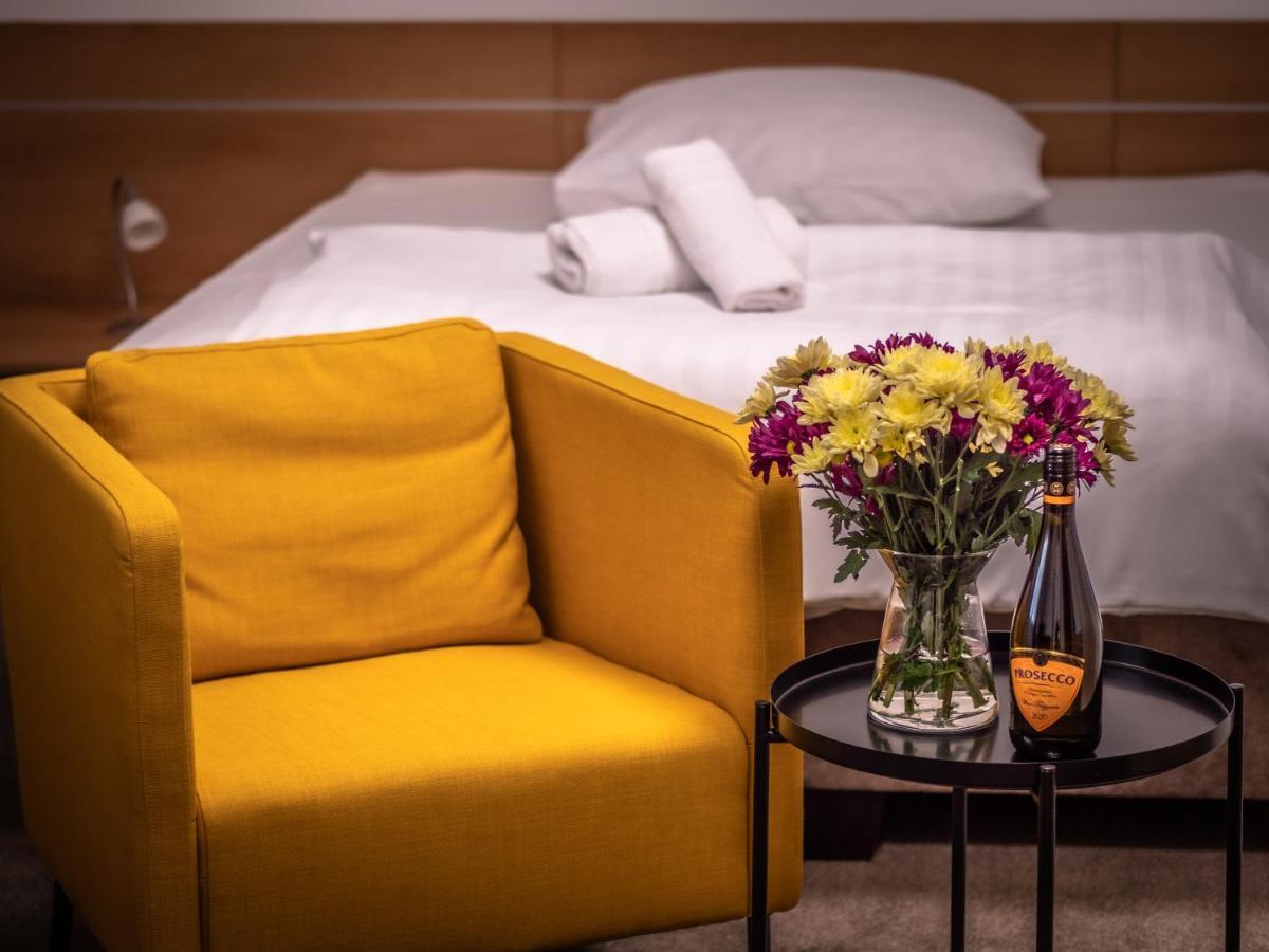 Hotel Novy Kastiel - Self Check-In Топольчани Экстерьер фото