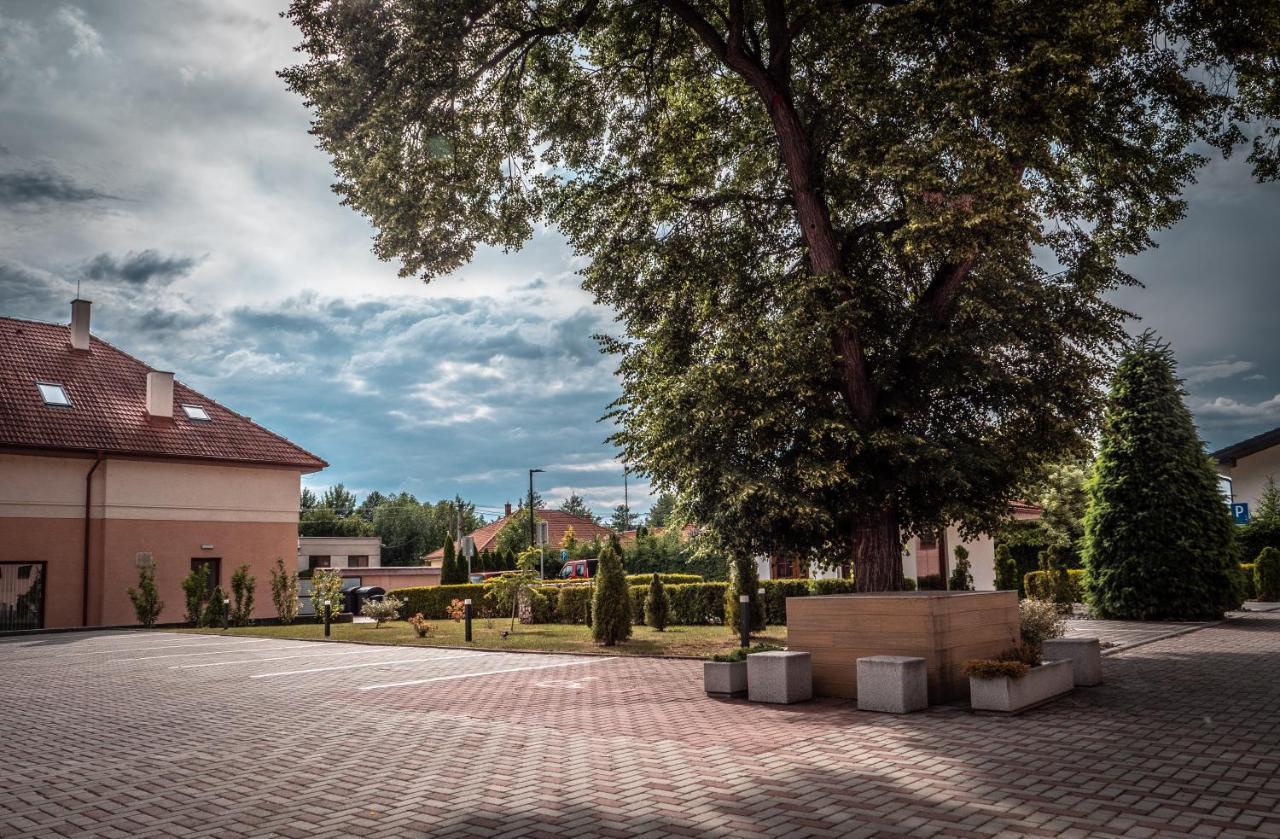 Hotel Novy Kastiel - Self Check-In Топольчани Экстерьер фото