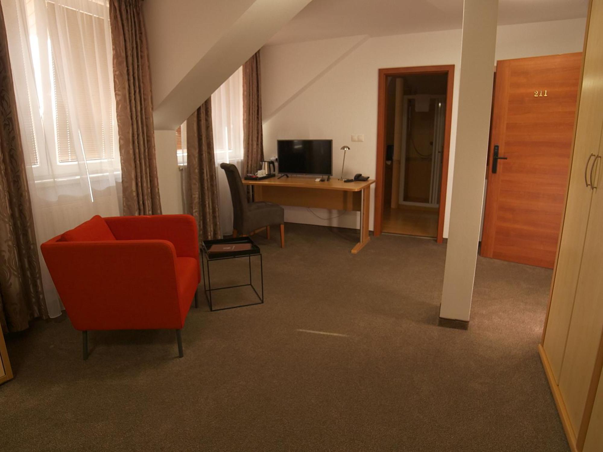 Hotel Novy Kastiel - Self Check-In Топольчани Экстерьер фото